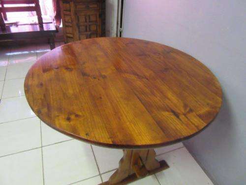 Stunning antique 4 to 6 seater dining suite w/ a round table & 4x chairs in good condition; RS17Sale