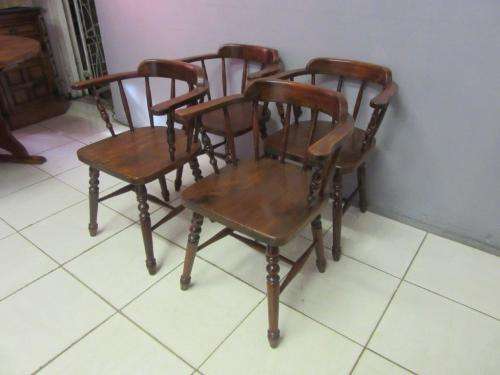 Stunning antique 4 to 6 seater dining suite w/ a round table & 4x chairs in good condition; RS17Sale