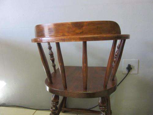 Stunning antique 4 to 6 seater dining suite w/ a round table & 4x chairs in good condition; RS17Sale