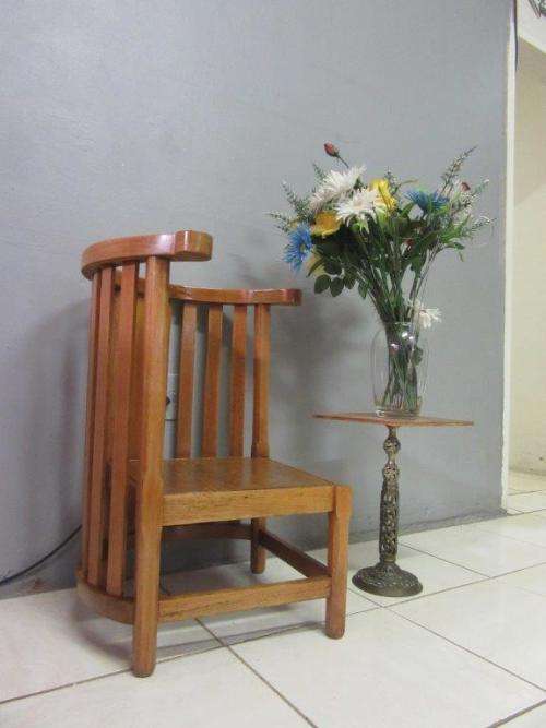 A wonderful solid oak round "barrel back" corner chair in good condition - lovely!