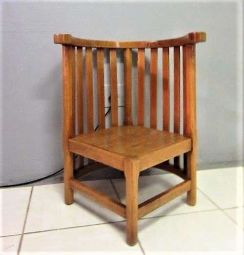 A wonderful solid oak round "barrel back" corner chair in good condition - lovely!