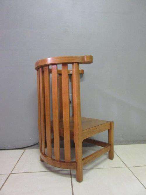 A wonderful solid oak round "barrel back" corner chair in good condition - lovely!