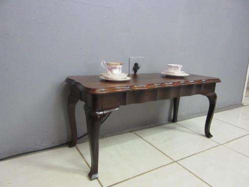 Awesome vintage Imbuia Queen Anne centre coffee table with cabriole legs in great condition RS17Sale