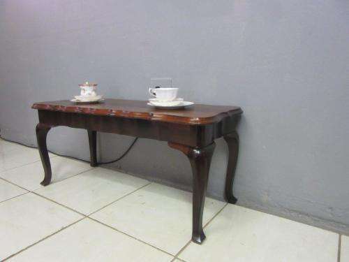 Awesome vintage Imbuia Queen Anne centre coffee table with cabriole legs in great condition RS17Sale