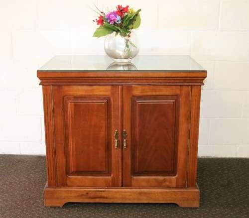 A wonderful Mahogany mini bar cabinet with shelves inside and a removable glass top on castors