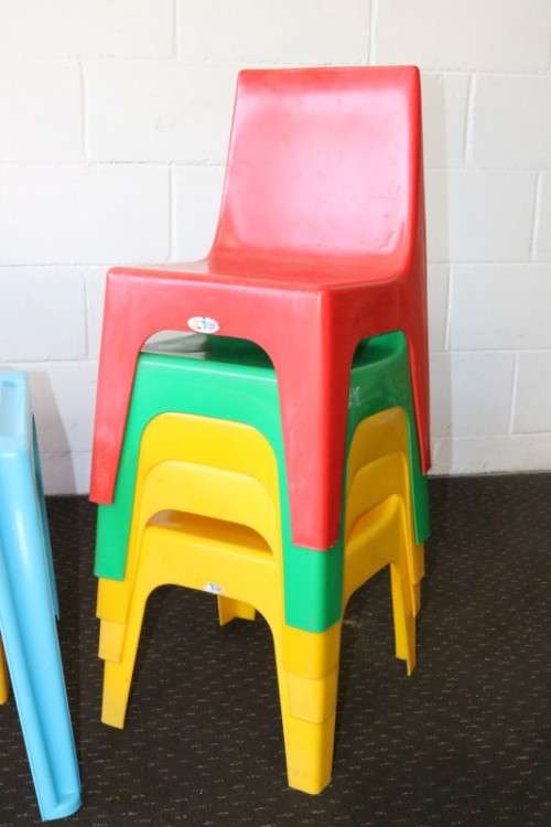 A set of 7x kids multi-coloured plastic chairs & a blue kids table; perfect for kids play room