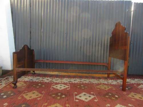 Two fabulous single beds incl. headboards, footboards & mounting struts in great condition - RS17Bed