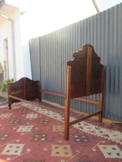 Two fabulous single beds incl. headboards, footboards & mounting struts in great condition - RS17Bed