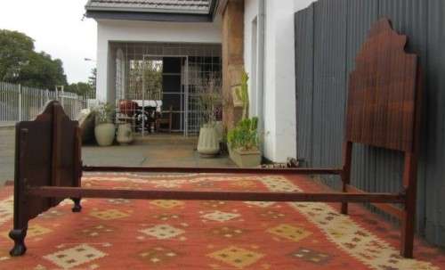 Two fabulous single beds incl. headboards, footboards & mounting struts in great condition - RS17Bed