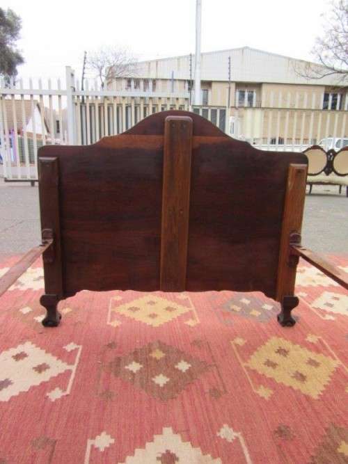 Two fabulous single beds incl. headboards, footboards & mounting struts in great condition - RS17Bed