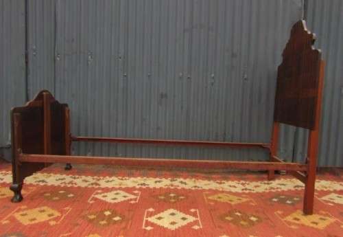 Two fabulous single beds incl. headboards, footboards & mounting struts in great condition - RS17Bed