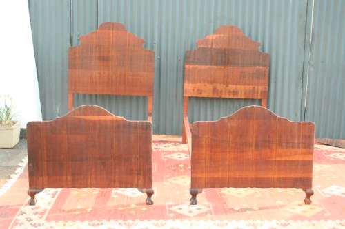 Two fabulous single beds incl. headboards, footboards & mounting struts in great condition - RS17Bed