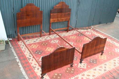 Two fabulous single beds incl. headboards, footboards & mounting struts in great condition - RS17Bed
