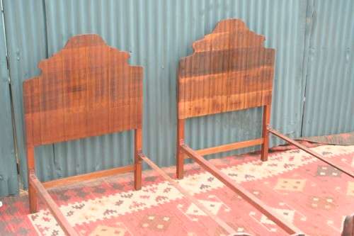Two fabulous single beds incl. headboards, footboards & mounting struts in great condition - RS17Bed