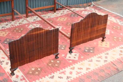 Two fabulous single beds incl. headboards, footboards & mounting struts in great condition - RS17Bed