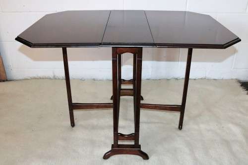 A lovely designed vintage "drop-leaf" occasional/ console/ card table in great condition