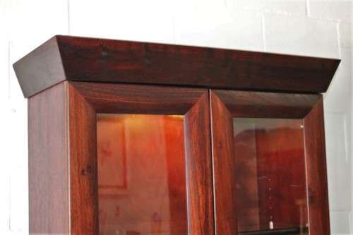 A magnificent Weylandts "Havana" double-door bookcase with glass shelves and a built-in light - WOW