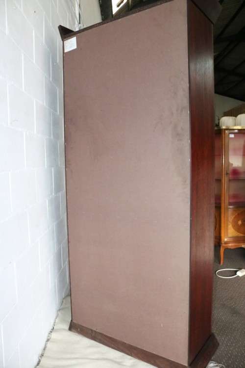 A magnificent Weylandts "Havana" double-door bookcase with glass shelves and a built-in light - WOW