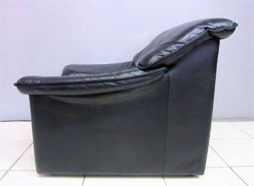 A beautiful well made black genuine leather single sofa with padded armrests & comfortable seating!!