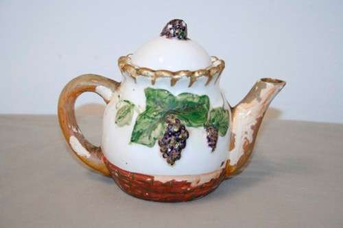 A wonderful vintage hand painted "grape" themed collectable teapot in good condition - RS17Sale