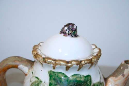 A wonderful vintage hand painted "grape" themed collectable teapot in good condition - RS17Sale