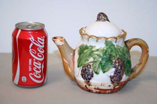A wonderful vintage hand painted "grape" themed collectable teapot in good condition - RS17Sale
