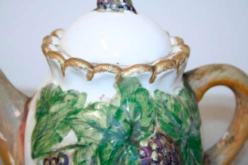 A wonderful vintage hand painted "grape" themed collectable teapot in good condition - RS17Sale