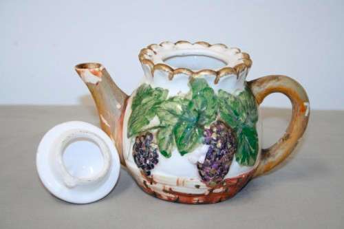 A wonderful vintage hand painted "grape" themed collectable teapot in good condition - RS17Sale