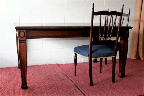 A stunning mahogany 6 to 8-seater dining table with stylish modern lines in excellent condition