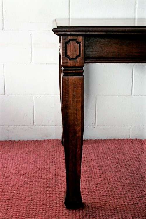 A stunning mahogany 6 to 8-seater dining table with stylish modern lines in excellent condition