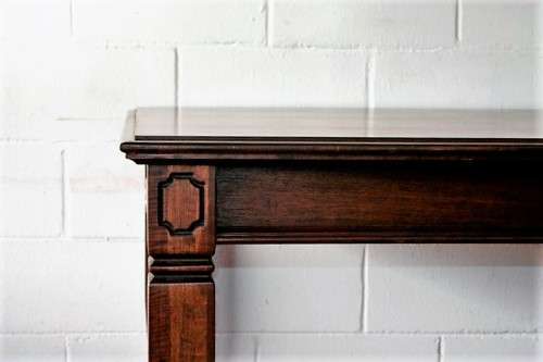 A stunning mahogany 6 to 8-seater dining table with stylish modern lines in excellent condition