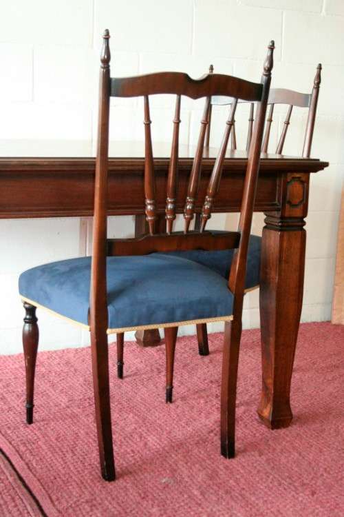 A stunning mahogany 6 to 8-seater dining table with stylish modern lines in excellent condition