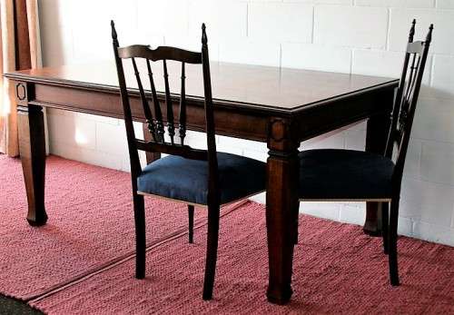 A stunning mahogany 6 to 8-seater dining table with stylish modern lines in excellent condition