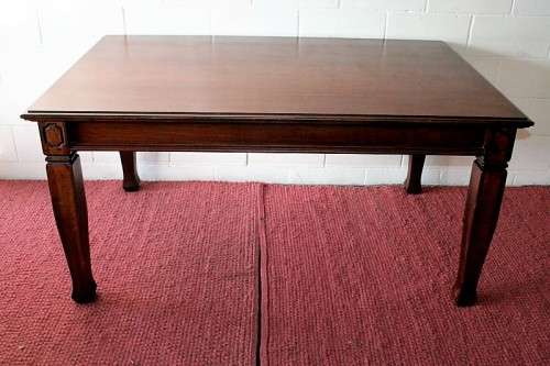 A stunning mahogany 6 to 8-seater dining table with stylish modern lines in excellent condition