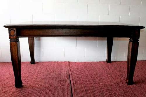 A stunning mahogany 6 to 8-seater dining table with stylish modern lines in excellent condition