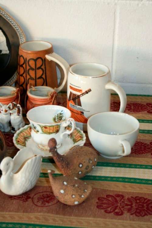 "Job Lot" A fabulous job lot of assorted porcelain & ceramic ware incl Royal Albert & more; RS17Sale