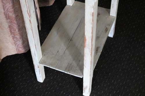 A great looking white painted table, very trendy shabby chic style - in amazing condition - RS17Sale
