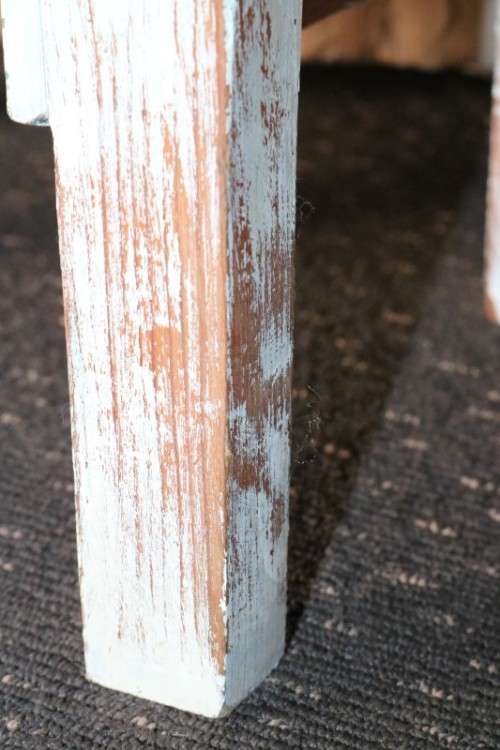 A great looking white painted table, very trendy shabby chic style - in amazing condition - RS17Sale