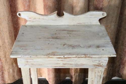 A great looking white painted table, very trendy shabby chic style - in amazing condition - RS17Sale