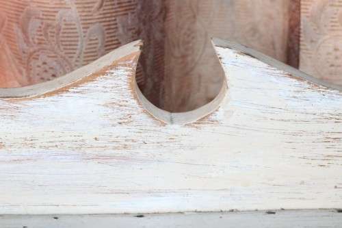 A great looking white painted table, very trendy shabby chic style - in amazing condition - RS17Sale