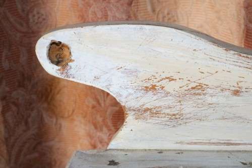 A great looking white painted table, very trendy shabby chic style - in amazing condition - RS17Sale