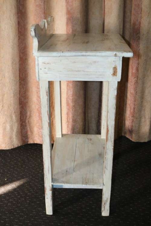 A great looking white painted table, very trendy shabby chic style - in amazing condition - RS17Sale