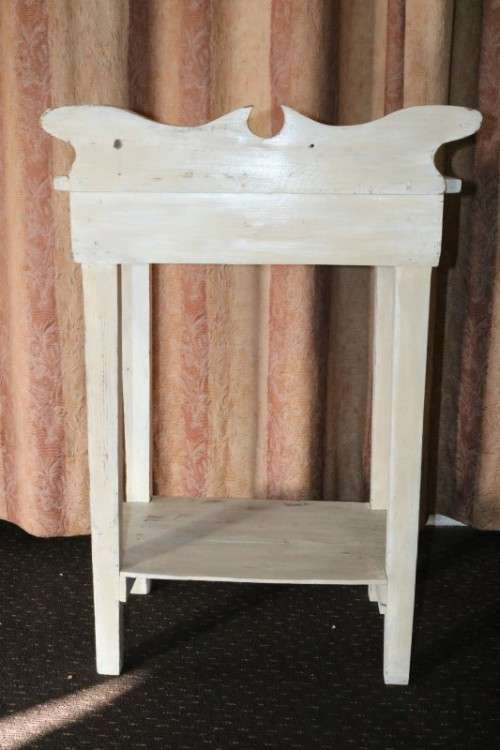 A great looking white painted table, very trendy shabby chic style - in amazing condition - RS17Sale