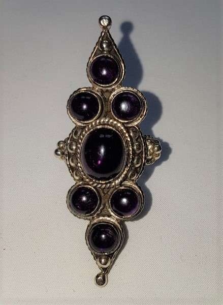 A truly spectacular Art Nouveau styled ladies ring with an array of beautiful round Amethyst stones