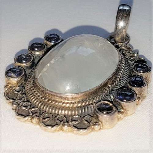A wonderful vintage ladies sterling silver pendant with a large clear Topaz & 8 Amethyst stones