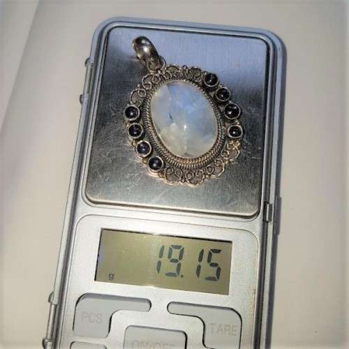A wonderful vintage ladies sterling silver pendant with a large clear Topaz & 8 Amethyst stones