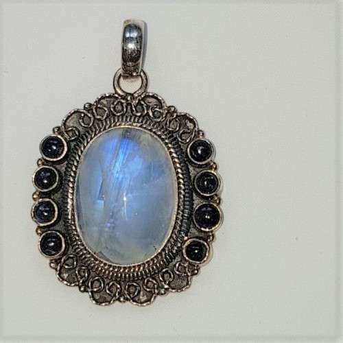 A wonderful vintage ladies sterling silver pendant with a large clear Topaz & 8 Amethyst stones