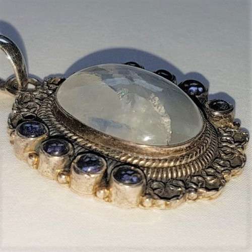 A wonderful vintage ladies sterling silver pendant with a large clear Topaz & 8 Amethyst stones