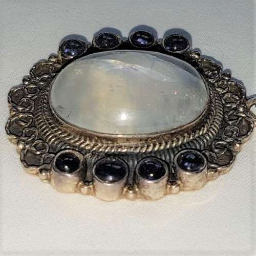 A wonderful vintage ladies sterling silver pendant with a large clear Topaz & 8 Amethyst stones