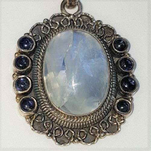A wonderful vintage ladies sterling silver pendant with a large clear Topaz & 8 Amethyst stones